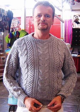 Grauer Pullover mit Zopfmuster aus Alpakawolle