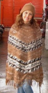 Brauner Poncho mit Muetze im Set, naturbelassene Alpakawolle