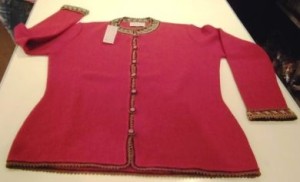 Elegante handbestickte rote Trachtenjacke aus 100% Babyalpaka Wolle