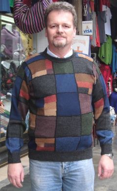 Farbenfroher Herren Pullover aus Alpakawolle mit Karo Designs
