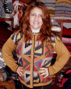 Ockerfarbene Strickweste mit Inka Designs, Alpakawolle