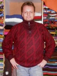 Roter Herren Rollkragen Pullover aus Alpakawolle