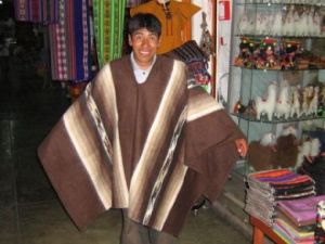 Brauner peruanischer Herren Poncho, Alpakawolle