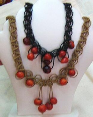 2 geflochtene Halsketten mit Huayruros Samen
