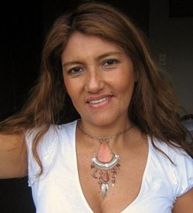 Halskette mit einem Anhaenger aus Alpakasilber und hellbraunen Steinen, Folkloreschmuck