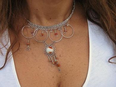 Halskette mit einem Anhaenger aus Alpakasilber und roten Steinen, Folkloreschmuck