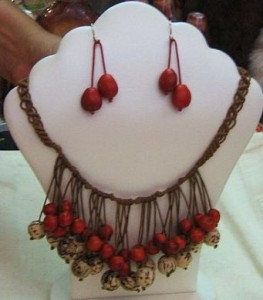 Geflochtene Halskette und Ohrstecker mit Huayruros Samen