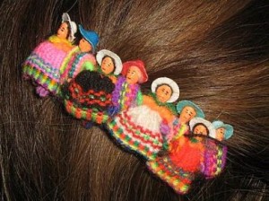 Haarklammer mit 8 peruanischen Folklore Pueppchen