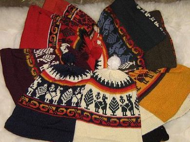 100 Strickmuetzen mit Alpaka Designs, verschiedene Farben, aus Alpakawolle