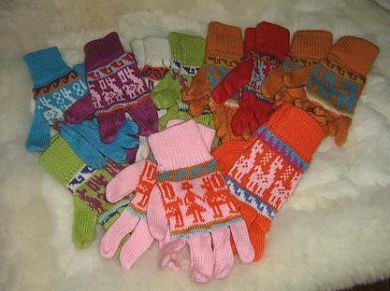 12 Paar farbig gemischte Finger Handschuhe mit Alpaka Design aus Alpakawolle, Großhandel