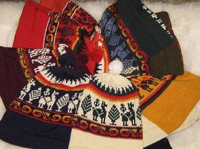 25 Strickmuetzen mit Alpaka Designs, verschiedene Farben, aus Alpakawolle