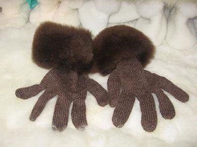 Braune Handschuhe aus Alpakawolle mit einem Alpakafell Abschluss