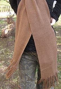 Klassischer brauner Schal aus Alpakawolle