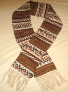 Brauner Alpakawolle Schal aus Peru mit typischem Muster