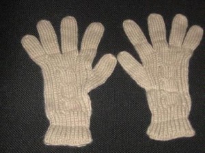 Beige unifarbene Handschuhe aus Alpakawolle mit Zopfmuster