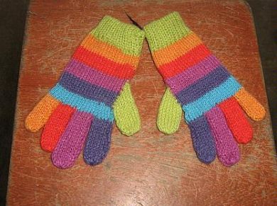 Farbenfroh gestreifte Handschuhe aus Alpakawolle