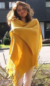 Gelber grosser Schal aus Alpakawolle