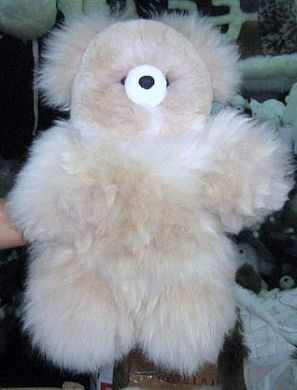 Kuschlig weicher Teddy aus echtem Alpakafell, beiges Fell. 35 cm
