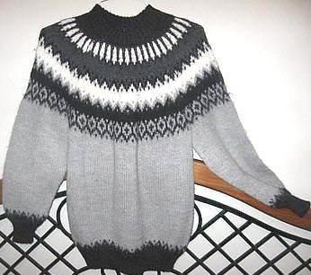 Grauer Rundhals Pullover aus Alpakawolle