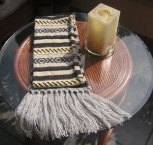 Hellgelber peruanischer Schal aus Alpakawolle mit grossen Fransen
