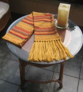 Gelber peruanischer Schal aus Alpakawolle mit grossen Fransen