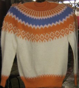 Orange, weisser Pullover, Alpakawolle