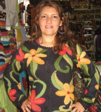 Damen Strickjacke mit Blumenmuster aus Alpakawolle