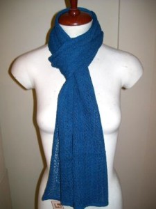 Blauer gehaekelter Schal aus Babyalpaka Wolle