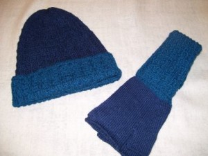 Blaues Set aus Beanie Muetze und fingerlose Handschuhe aus Babyalpaka Wolle