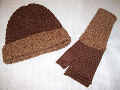 Braunes Set aus Beanie Muetze und fingerlose Handschuhe aus Babyalpaka Wolle