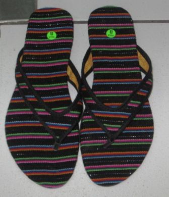 Schwarz gestreifte peruanische Flip Flops Sandalen aus Manta Stoff