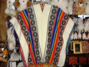 Reich bestickter original Poncho aus Peru, Alpakawolle