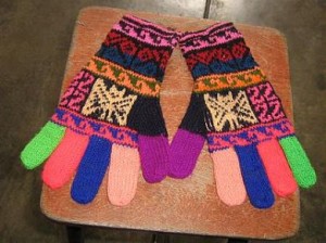 Farbige gemusterte Handschuhe aus Alpakawolle