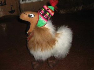 Lama Kuscheltier aus echtem Alpakafell, weiss und braun gemustert