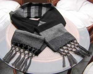 Exklusiver grau gestreifter Schal aus Alpakawolle