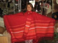 Roter Poncho mit Schal aus Alpakawolle