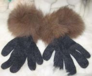 Schwarze Handschuhe aus Alpakawolle mit einem Alpakafell Abschluss