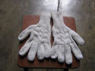 Weisse unifarbene Handschuhe aus Alpakawolle mit Zopfmuster