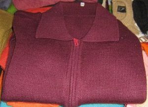 Weinrote Damen Strickjacke aus Alpakawolle