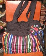 Grosse Handtasche aus farbenfrohem Mantastoff