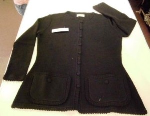 Schwarze elegante Damenjacke aus 100 % Babyalpaka Wolle, gestickte Abschluesse