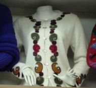 Weisse Damen Strickjacke mit Stickereien aus Alpakawolle