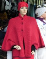Set Roter Poncho Jacke aus Alpakawolle mit passender Muetze