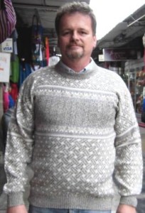 Hellgrauer Herren Pullover aus Alpakawolle, Schneeflocken Muster