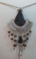 Halskette mit einem Anhaenger aus Alpakasilber und schwarzen Steinen, Folkloreschmuck