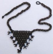 Schwarze Halskette aus Samen