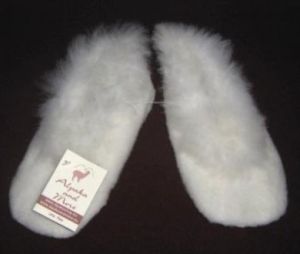 Weisse Hausschuhe oder Bettschuhe aus Merinowolle und Babyalpaka Fell