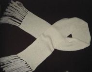 Weisser Schal aus Alpakawolle mit grossen Fransen
