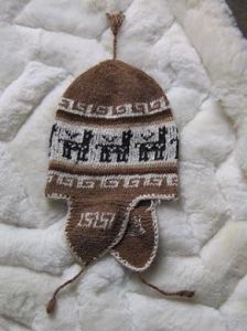 Braun, weisse Chullo Muetze aus Alpakawolle, traditionelle Strickweise