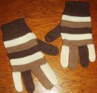 In verschiedenen brauntoenen gestreifte Finger Handschuhe aus Alpakawolle